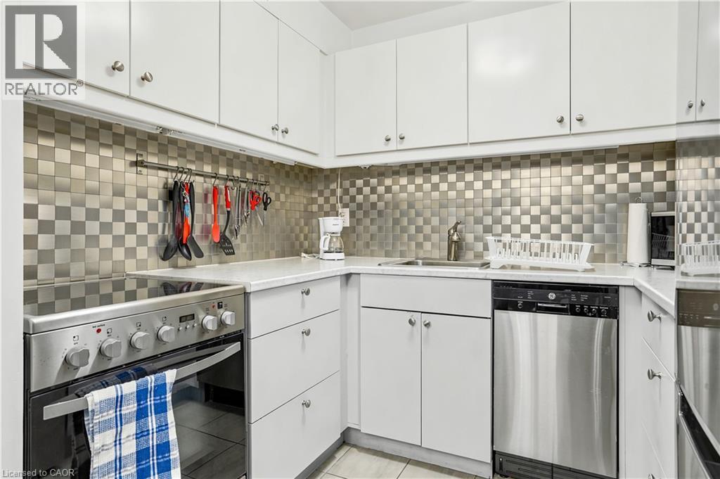 23 Main Street Unit# 404, Dundas, ON - Indoor Photo Showing Kitchen