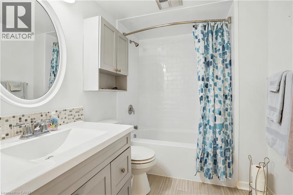 23 Main Street Unit# 404, Dundas, ON - Indoor Photo Showing Bathroom