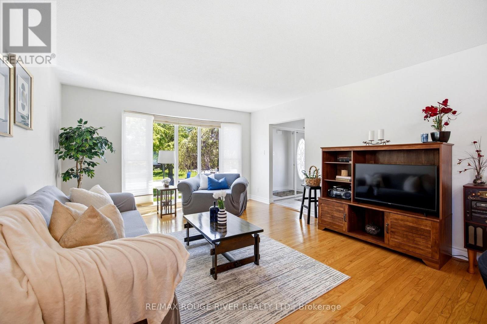 796 Batory Avenue, Pickering, ON - Indoor Photo Showing Living Room