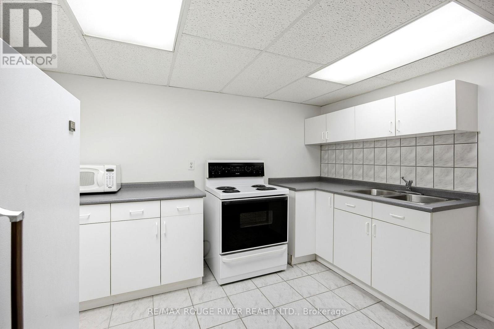 796 Batory Avenue, Pickering, ON - Indoor Photo Showing Kitchen With Double Sink