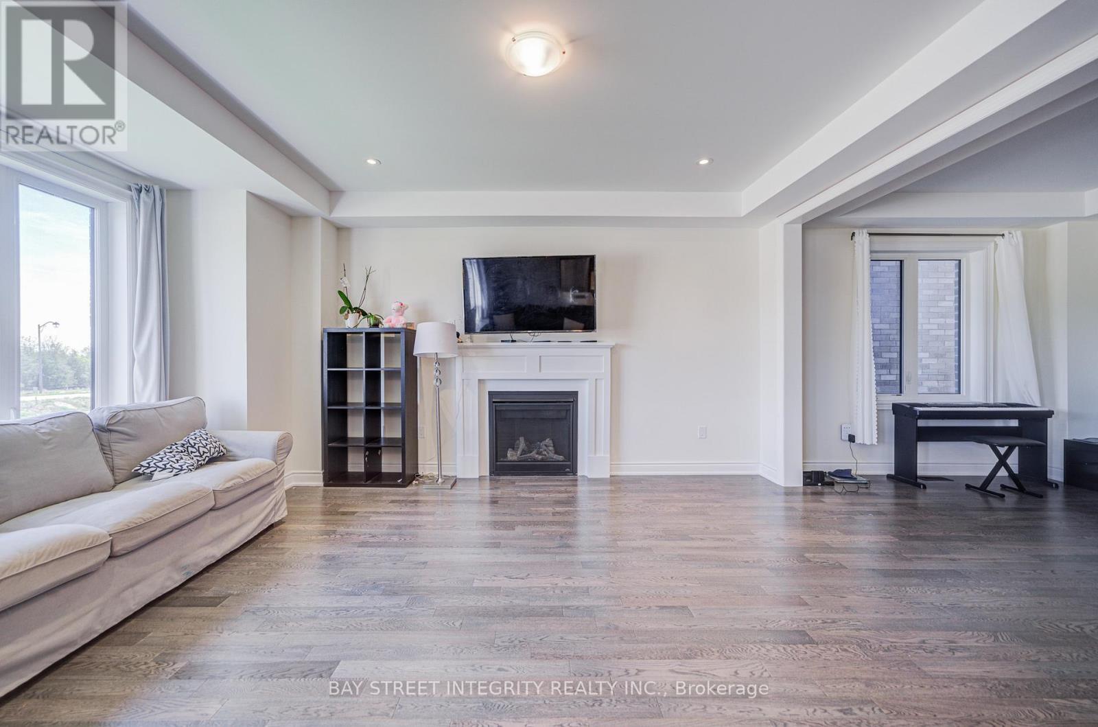 41 Kenneth Rogers Crescent, East Gwillimbury, ON