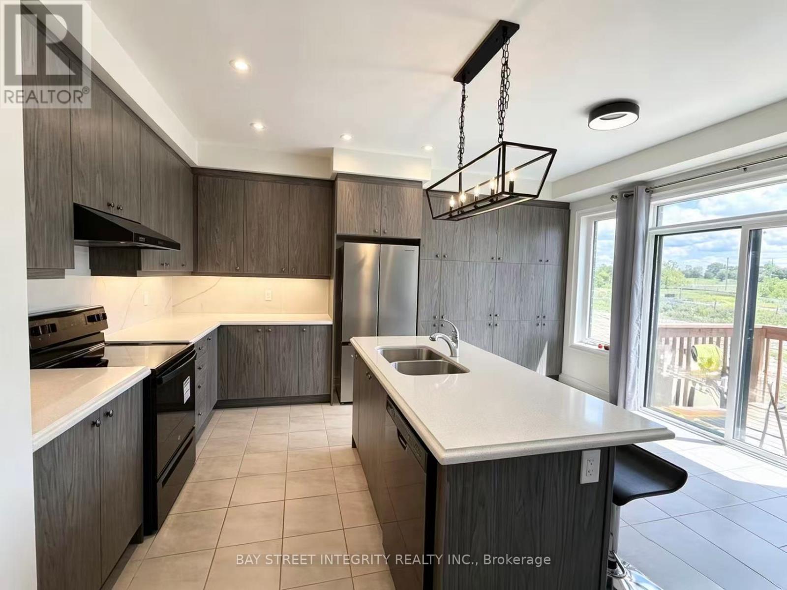 41 Kenneth Rogers Crescent, East Gwillimbury, ON