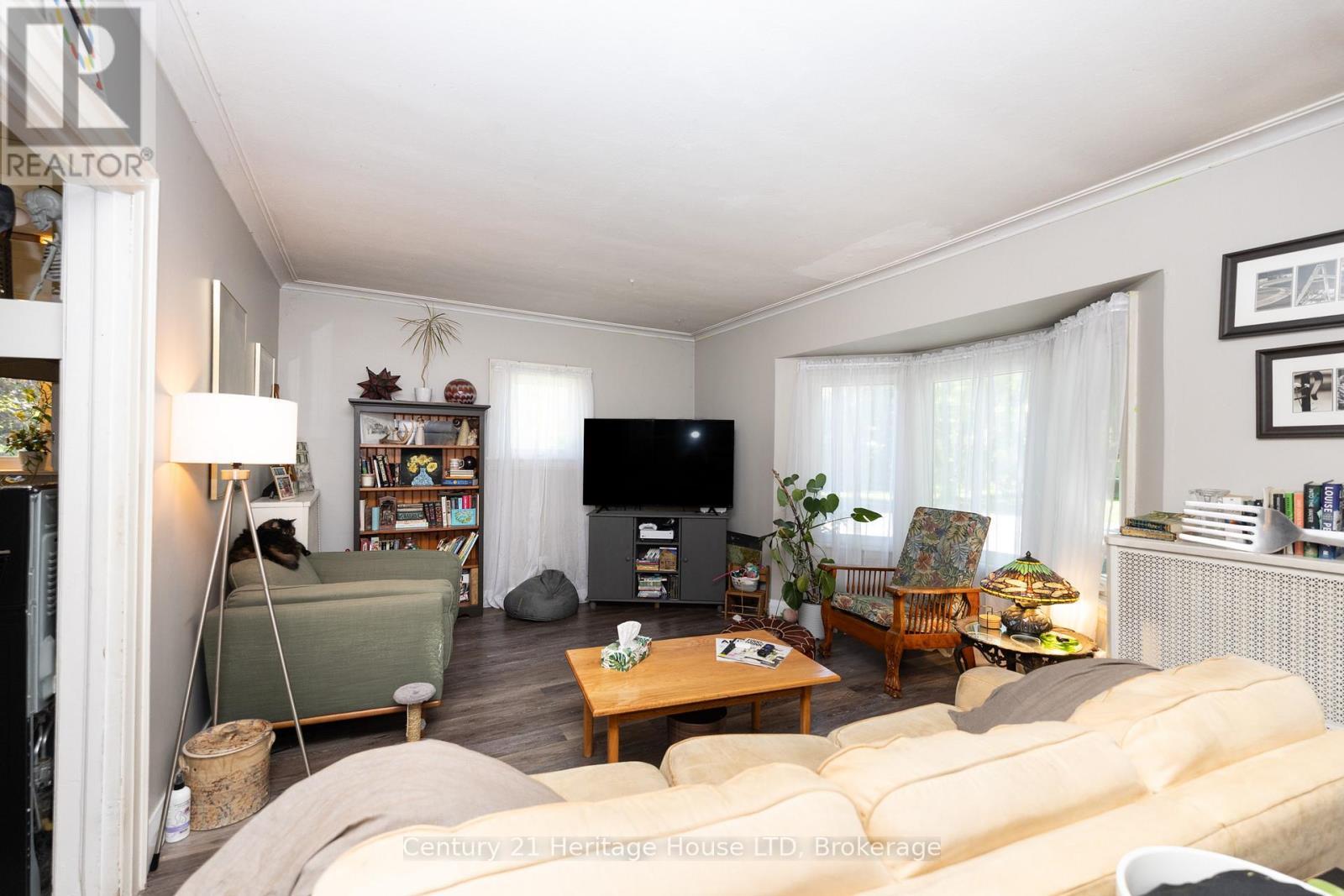 Living room with bay window - 148 Gorham Road, Fort Erie (Ridgeway), ON - Indoor Photo Showing Living Room