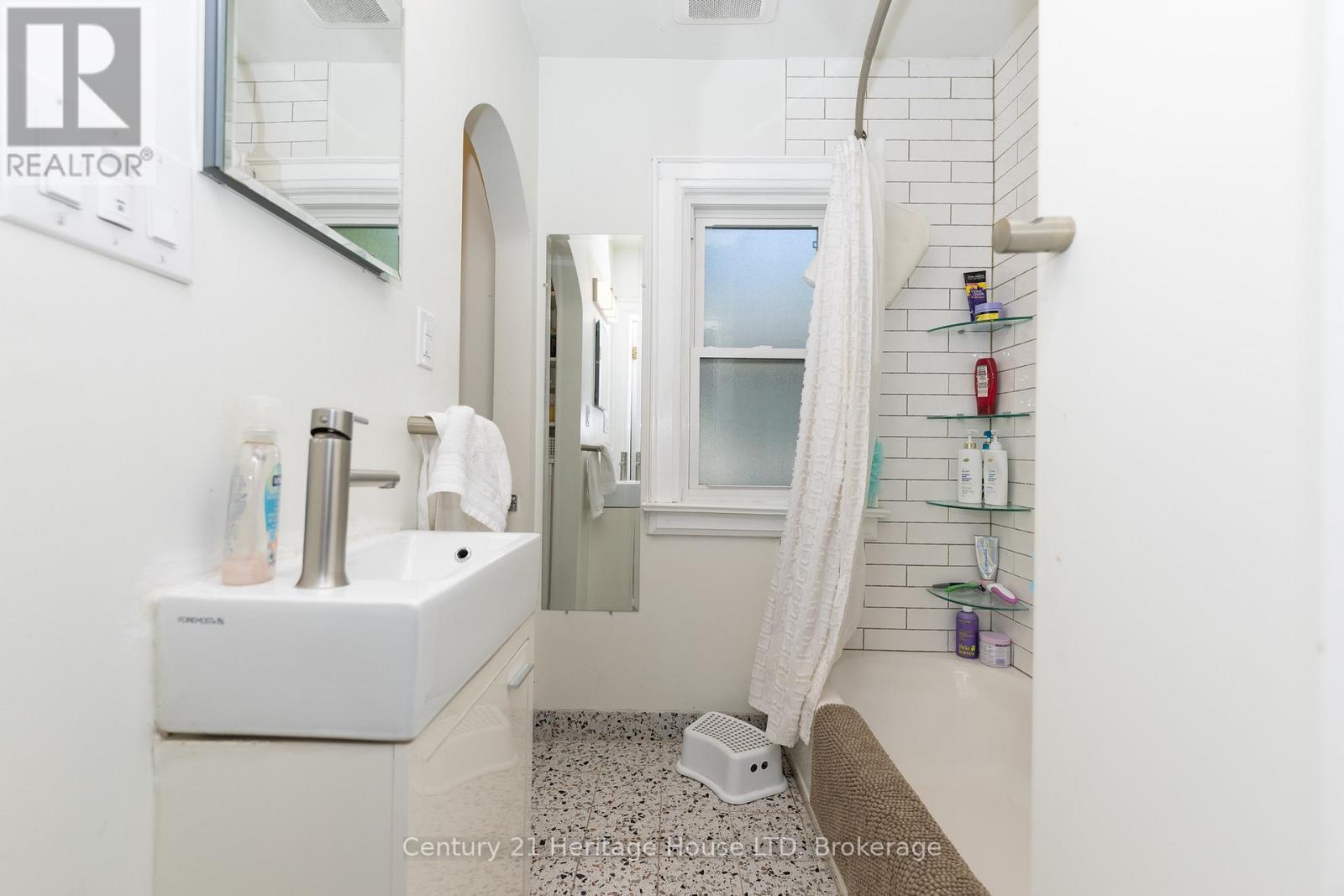 Main floor bathroom - 148 Gorham Road, Fort Erie (Ridgeway), ON - Indoor
