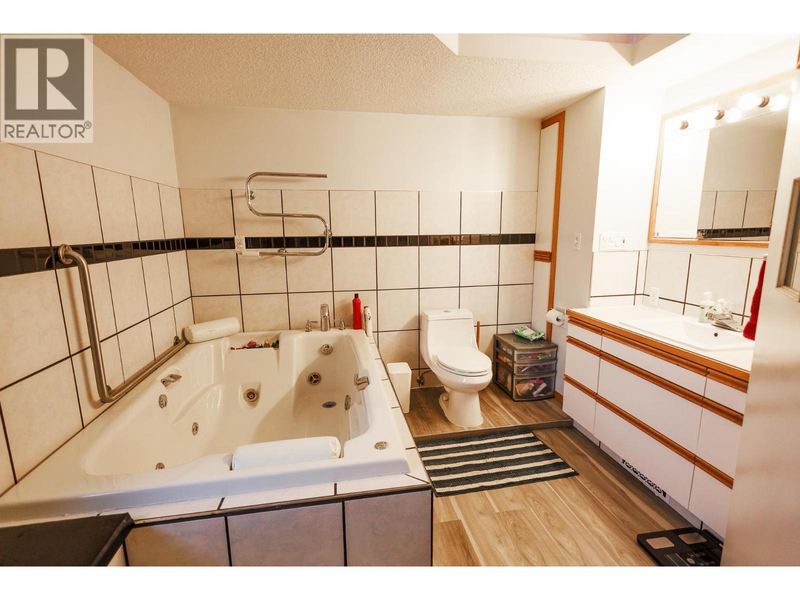 4523 Graham Avenue, Terrace, BC - Indoor Photo Showing Bathroom