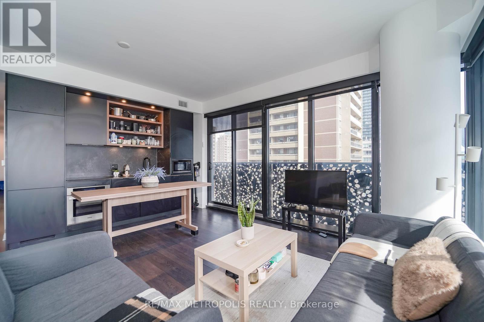 1203 - 55 Charles Street E, Toronto, ON - Indoor Photo Showing Living Room