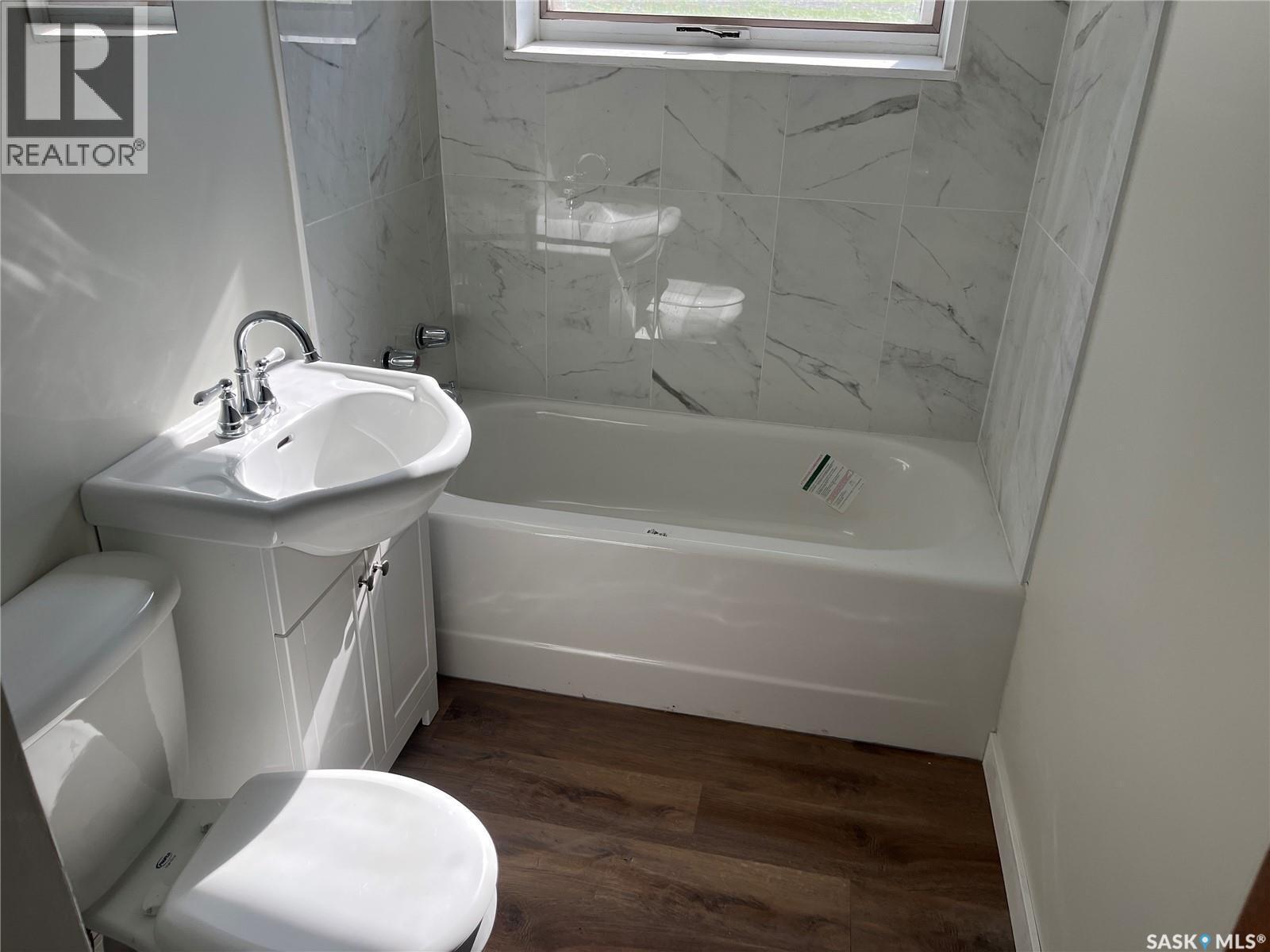 42 6Th Street Ne, Wadena, SK - Indoor Photo Showing Bathroom