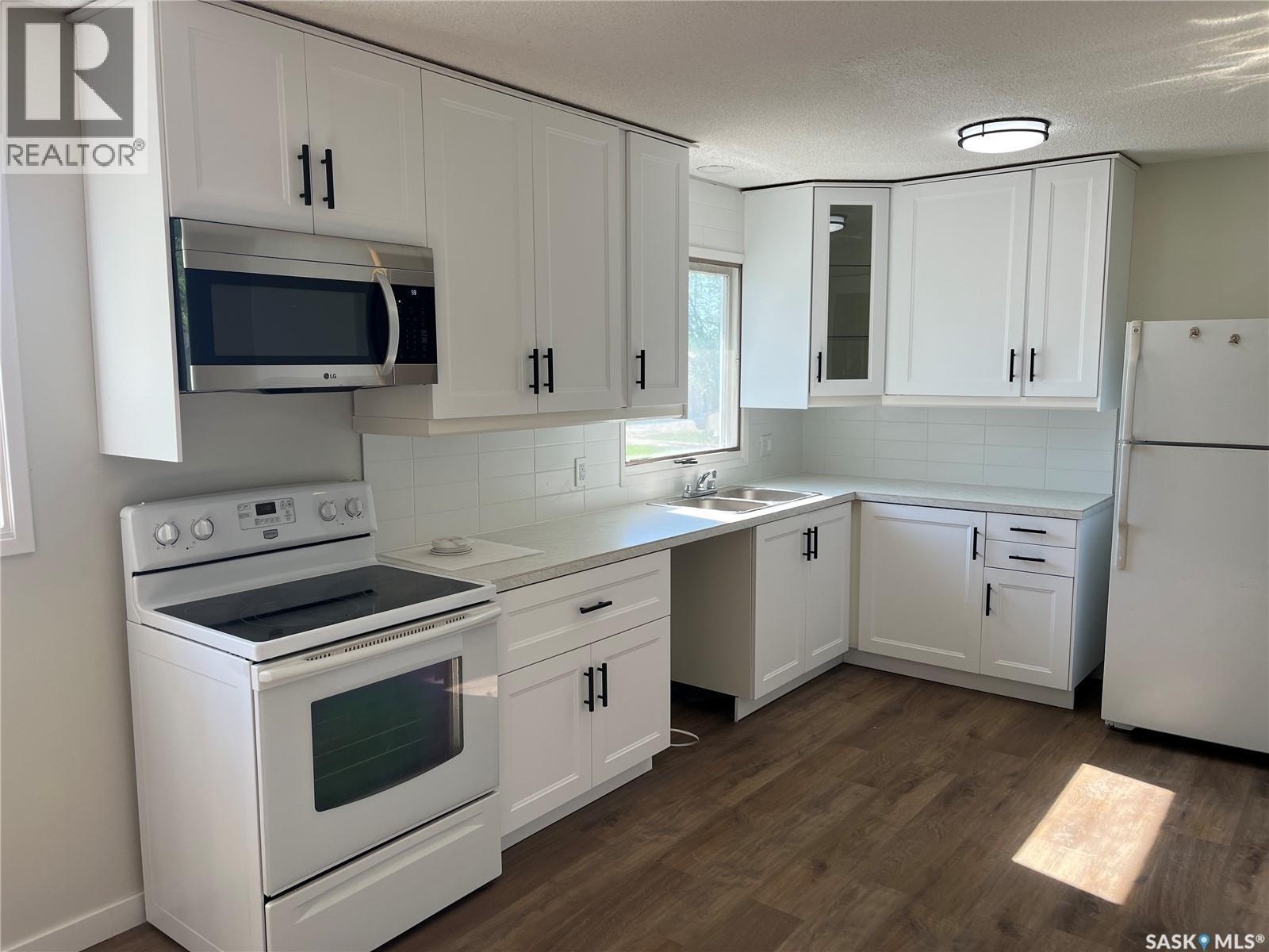42 6Th Street Ne, Wadena, SK - Indoor Photo Showing Kitchen With Double Sink