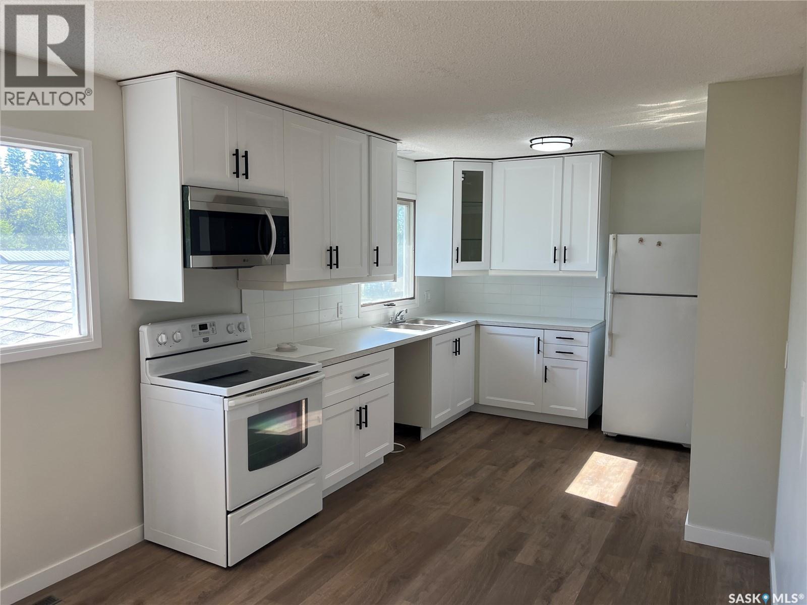 42 6Th Street Ne, Wadena, SK - Indoor Photo Showing Kitchen With Double Sink