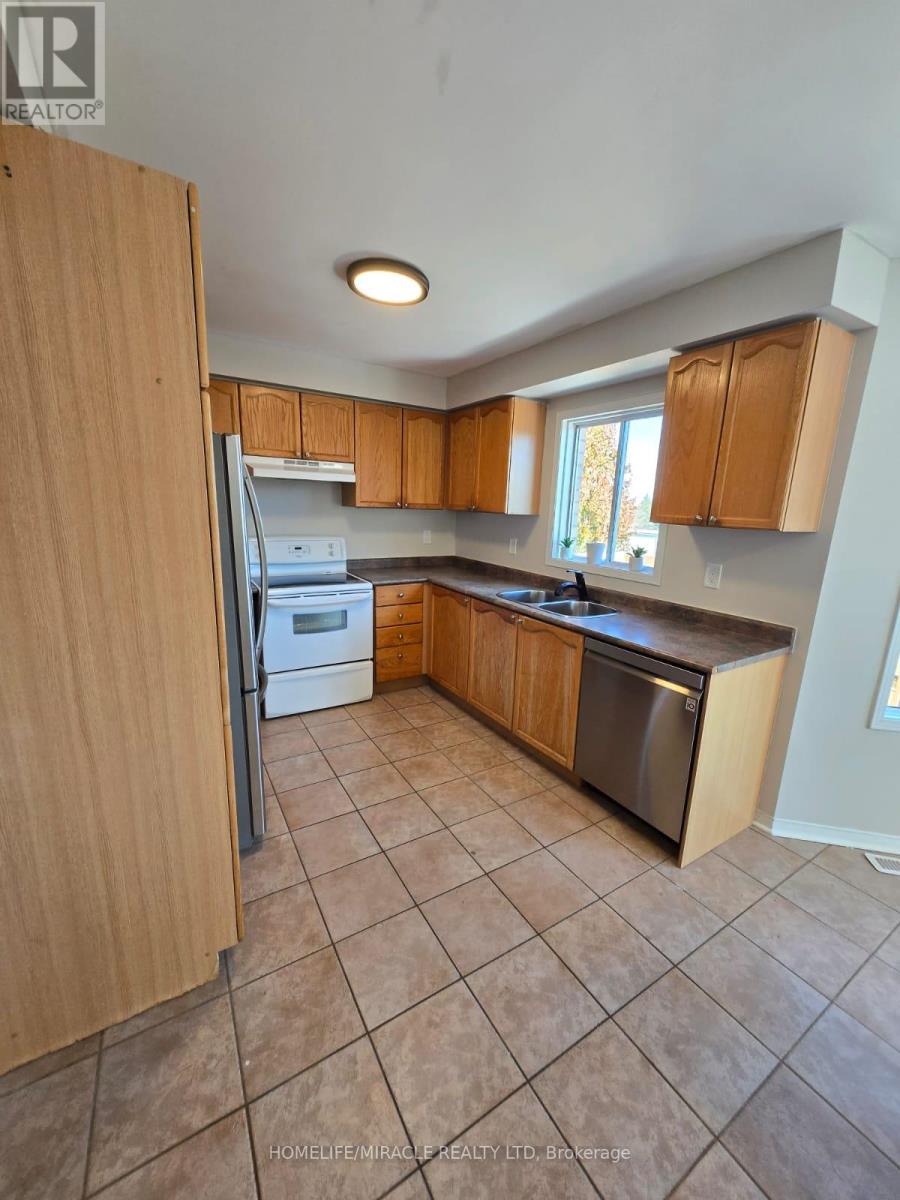 29 Nicholson Drive, Barrie, ON - Indoor Photo Showing Kitchen With Double Sink