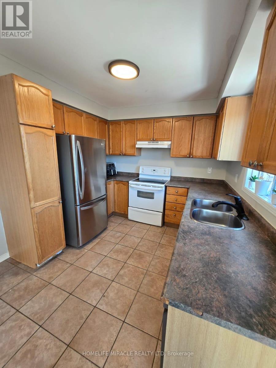 29 Nicholson Drive, Barrie, ON - Indoor Photo Showing Kitchen With Double Sink