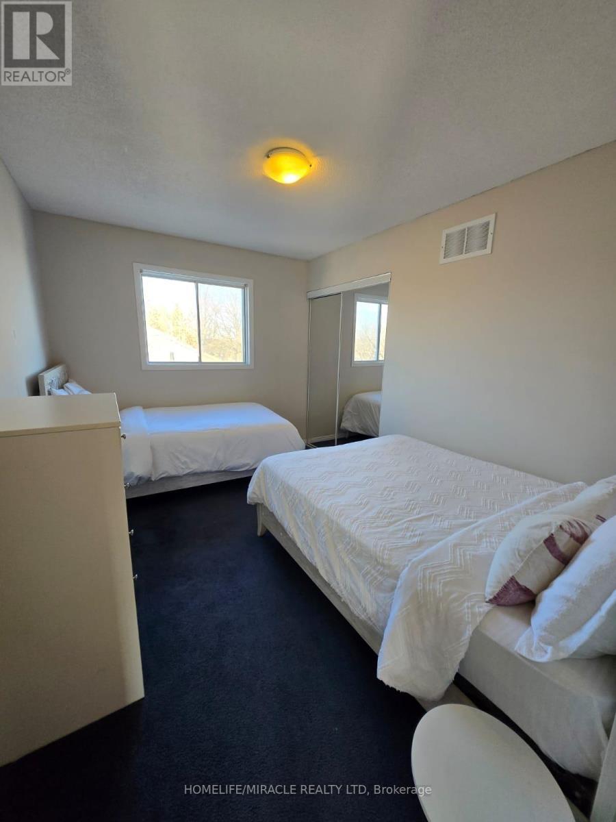 29 Nicholson Drive, Barrie, ON - Indoor Photo Showing Bedroom