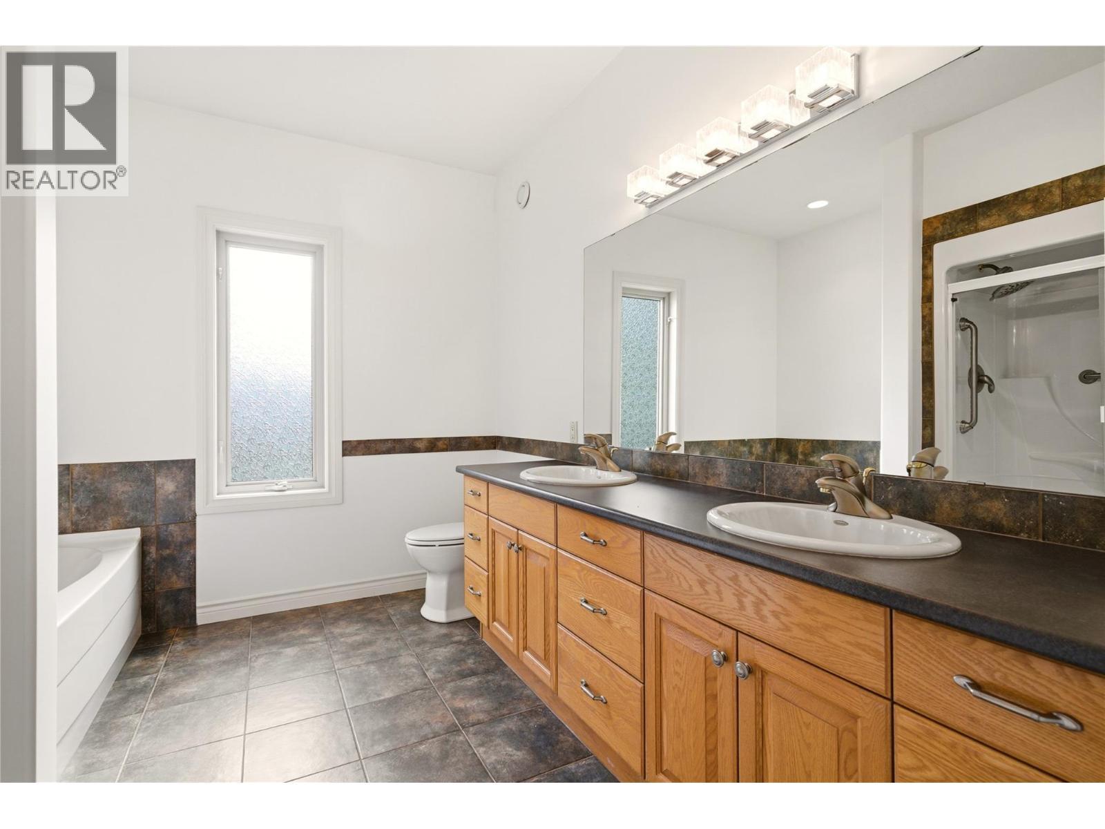 Primary ensuite - 448 Viewcrest Road, Kelowna, BC - Indoor Photo Showing Bathroom