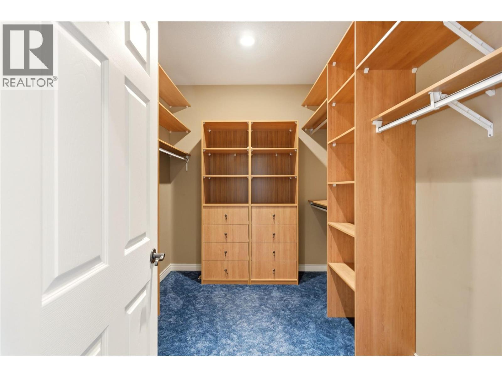 Walk in closet- primary bedroom - 448 Viewcrest Road, Kelowna, BC - Indoor With Storage