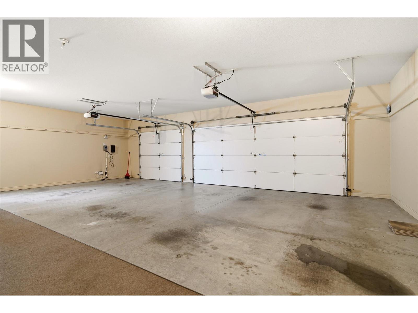 Spacious triple car garage - 448 Viewcrest Road, Kelowna, BC - Indoor Photo Showing Garage