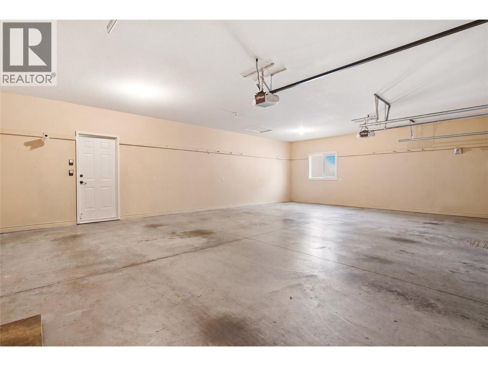 Spacious triple car garage - 448 Viewcrest Road, Kelowna, BC - Indoor Photo Showing Garage