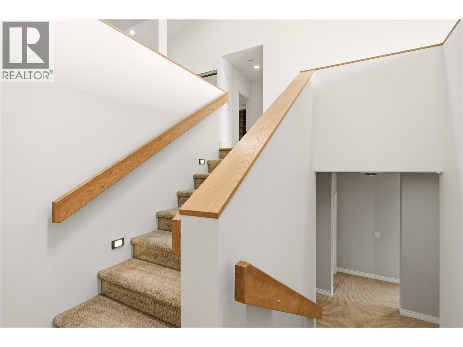 Spacious staircase to lower level - 448 Viewcrest Road, Kelowna, BC - Indoor Photo Showing Other Room