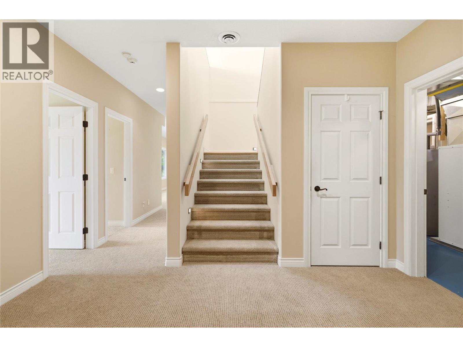 Spacious lower level landing - 448 Viewcrest Road, Kelowna, BC - Indoor Photo Showing Other Room