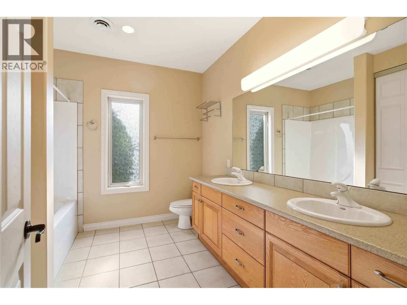 Lower level 5 piece bathroom - 448 Viewcrest Road, Kelowna, BC - Indoor Photo Showing Bathroom