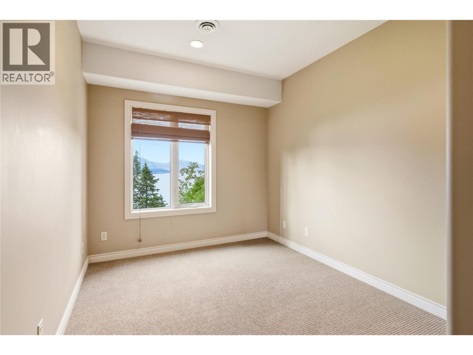 Bedroom 3 - 448 Viewcrest Road, Kelowna, BC - Indoor Photo Showing Other Room