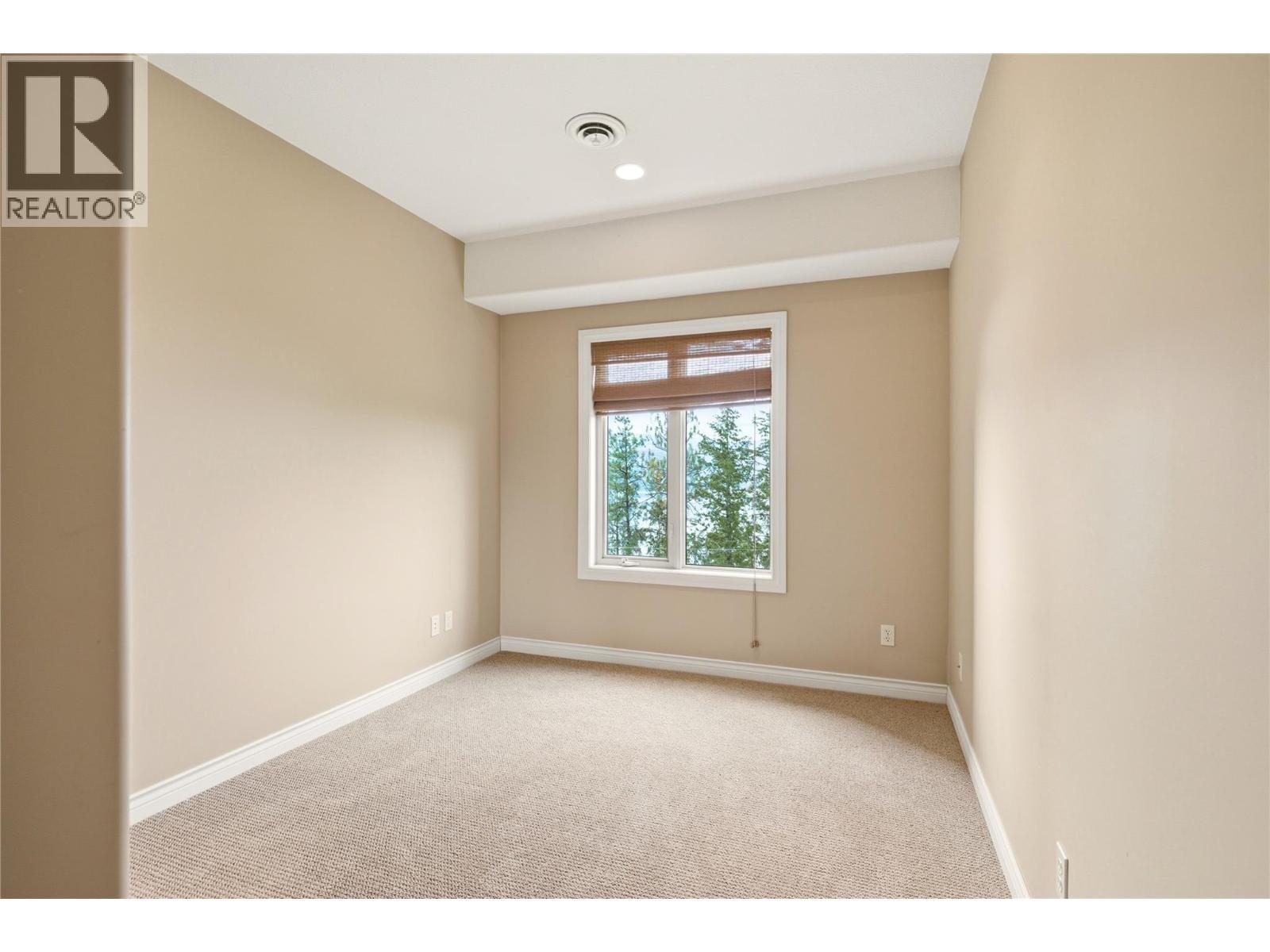Bedroom 4 - 448 Viewcrest Road, Kelowna, BC - Indoor Photo Showing Other Room