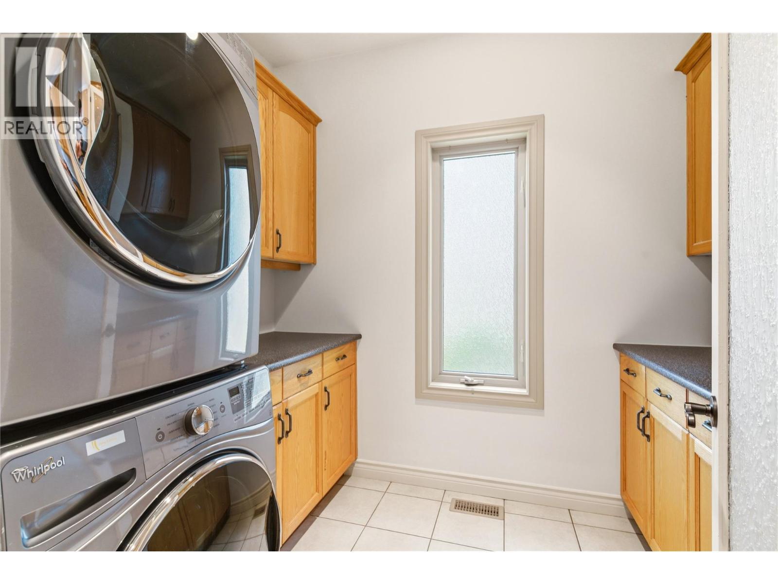 Laundry/pantry room off the kitchen - 448 Viewcrest Road, Kelowna, BC - Indoor Photo Showing Laundry Room