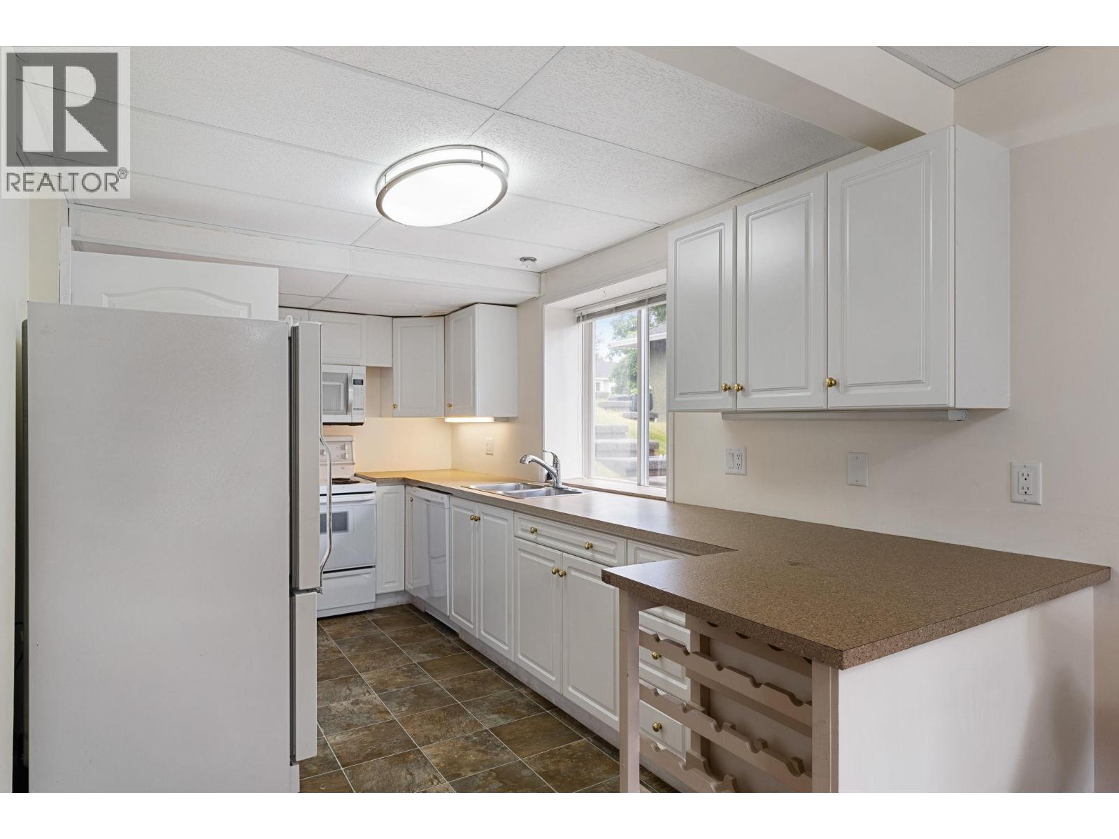 2211 Shannon Woods Place, West Kelowna, BC - Indoor Photo Showing Kitchen With Double Sink