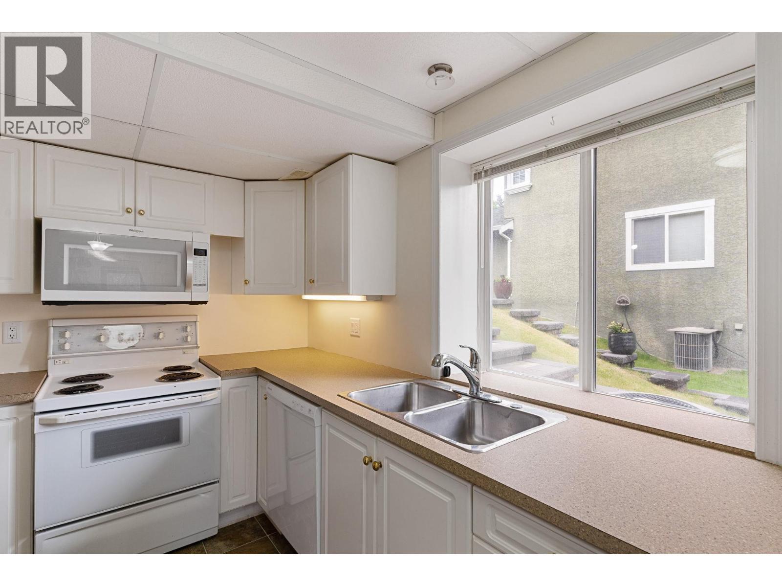 2211 Shannon Woods Place, West Kelowna, BC - Indoor Photo Showing Kitchen With Double Sink