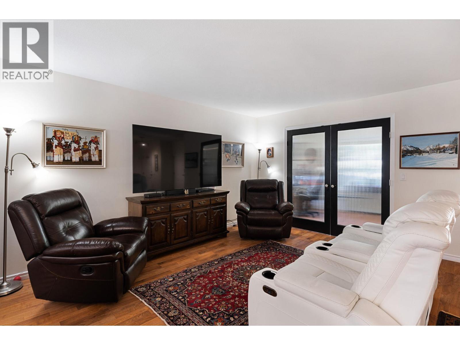 2211 Shannon Woods Place, West Kelowna, BC - Indoor Photo Showing Living Room