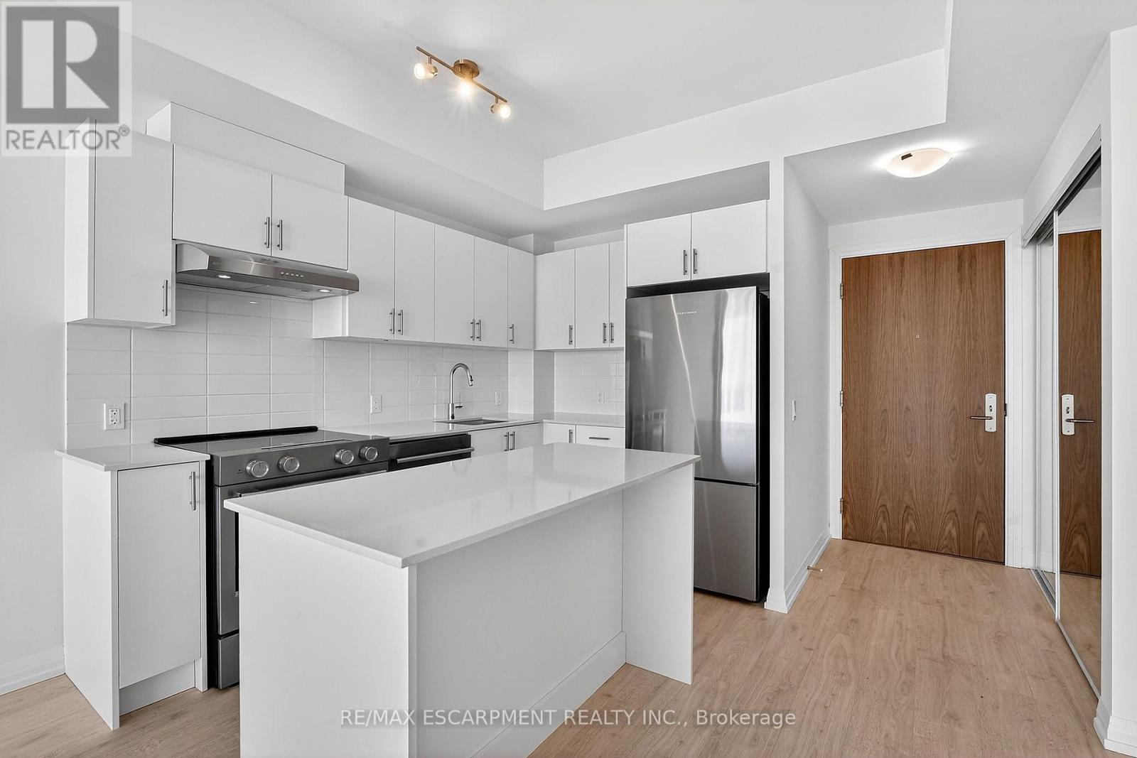 2408 - 27 Korda Gate, Vaughan, ON - Indoor Photo Showing Kitchen
