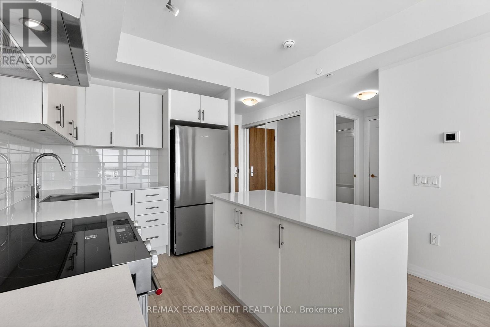 2408 - 27 Korda Gate, Vaughan, ON - Indoor Photo Showing Kitchen With Upgraded Kitchen