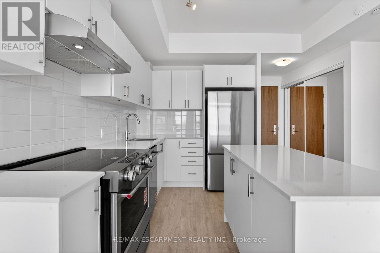 2408 - 27 Korda Gate, Vaughan, ON - Indoor Photo Showing Kitchen With Upgraded Kitchen
