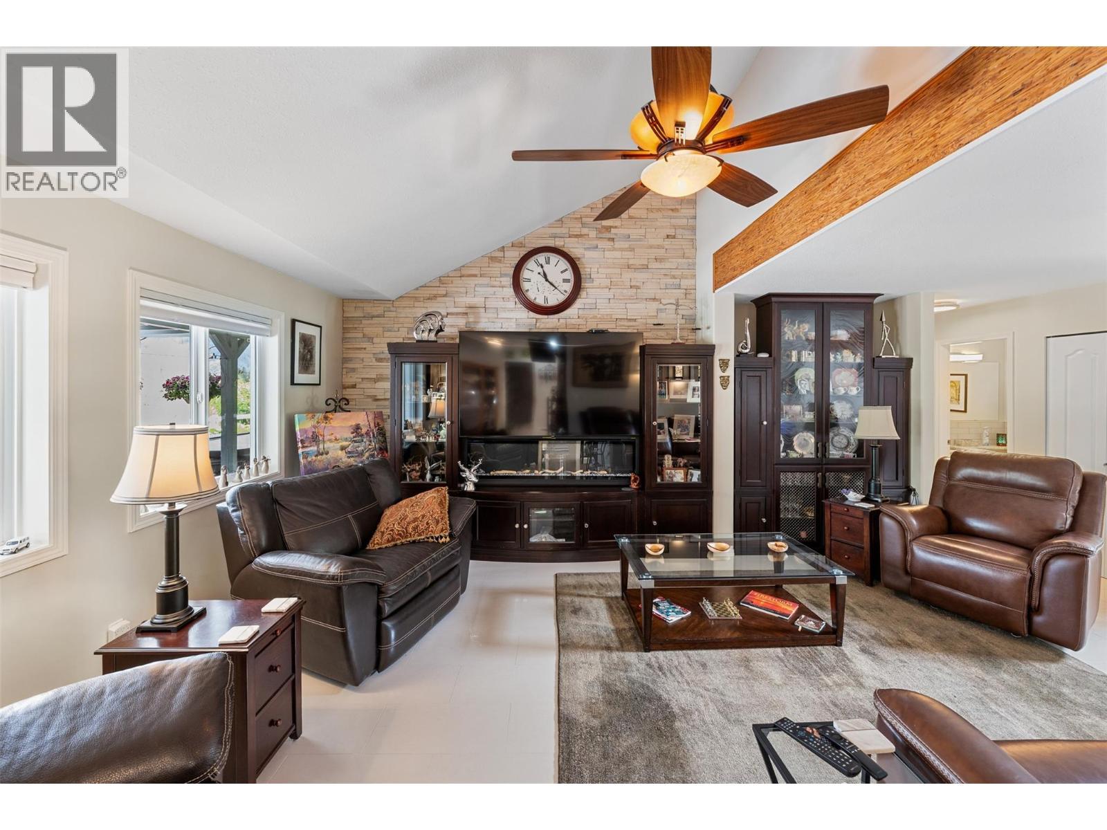 2900 River Road, Keremeos, BC - Indoor Photo Showing Living Room