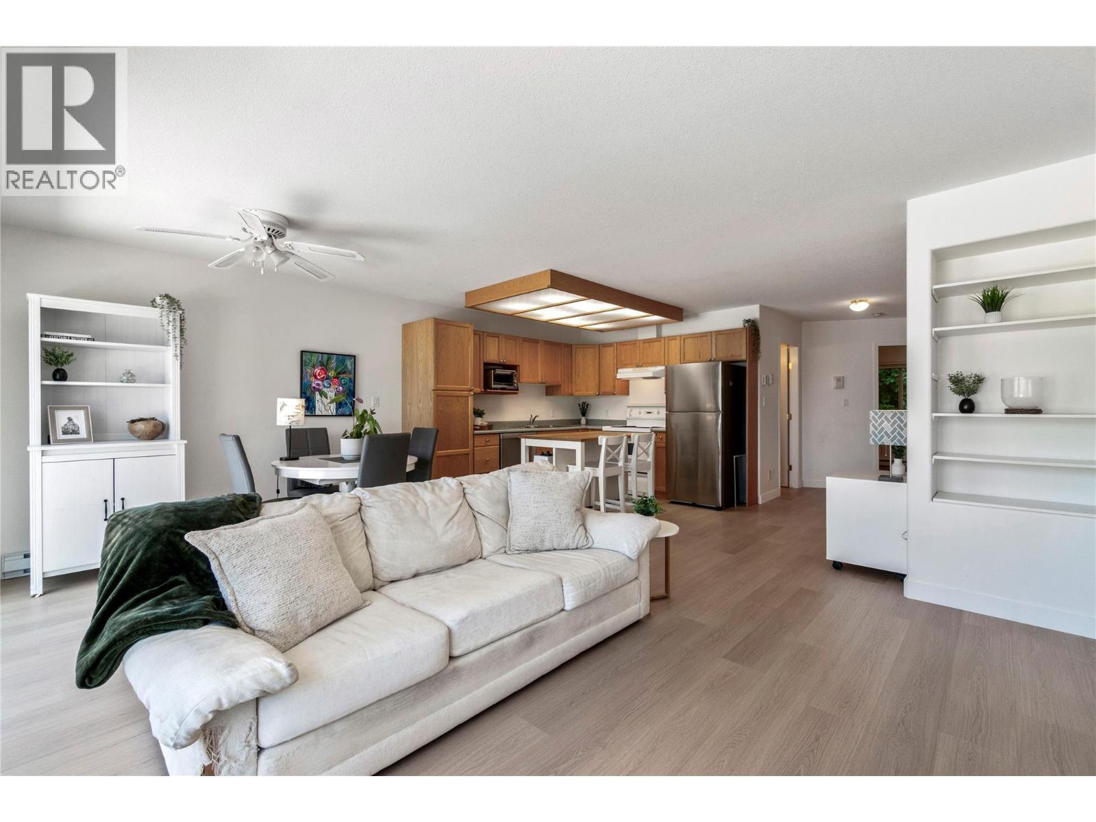71 25 Street Se Unit# 3, Salmon Arm, BC - Indoor Photo Showing Living Room
