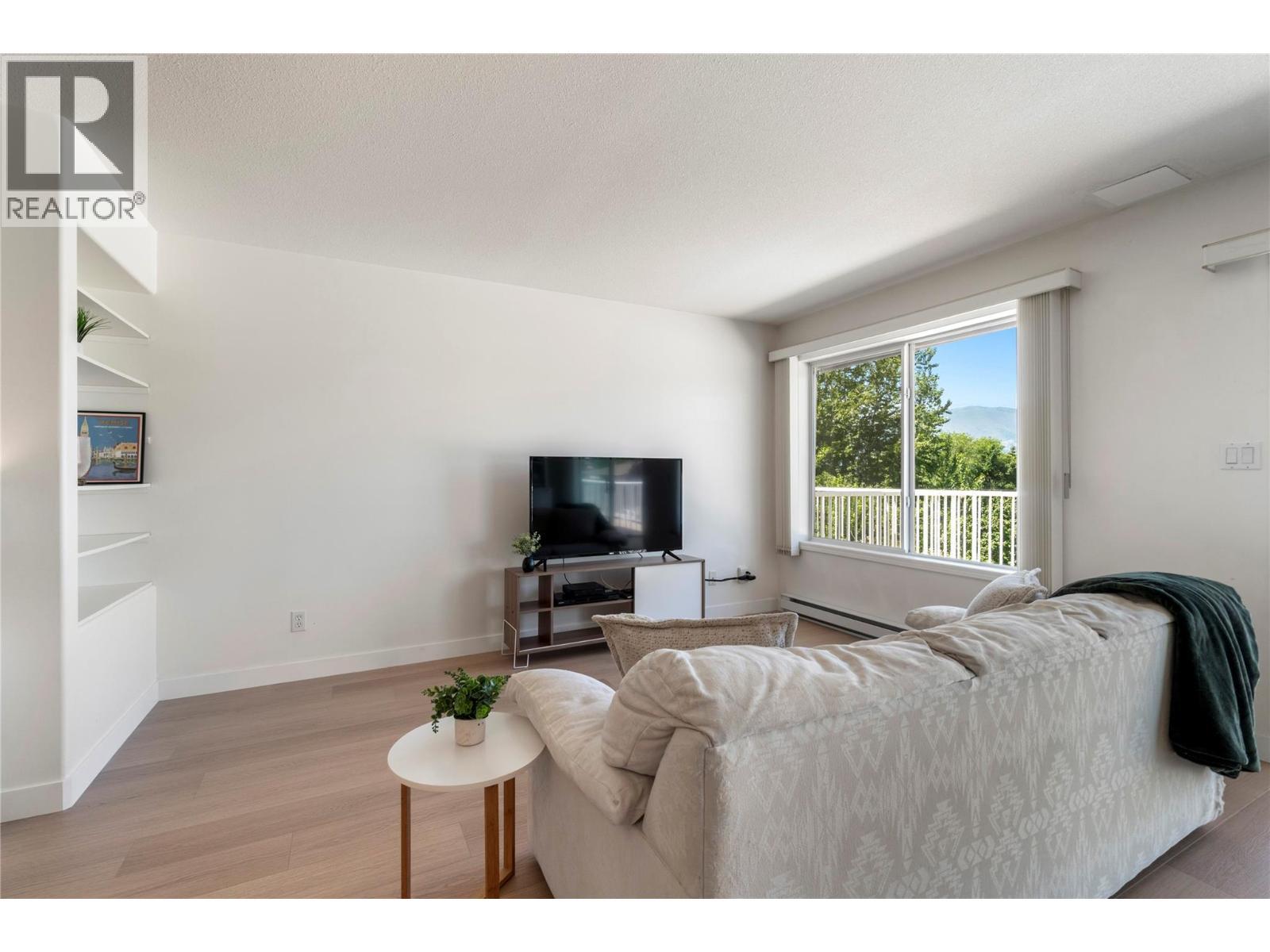 71 25 Street Se Unit# 3, Salmon Arm, BC - Indoor Photo Showing Living Room