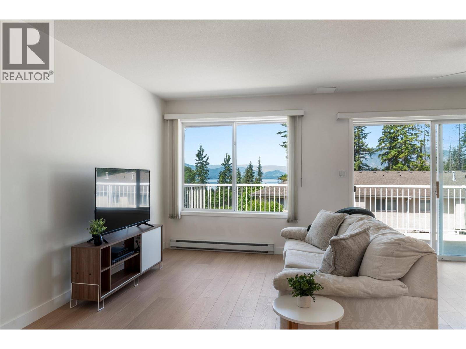 71 25 Street Se Unit# 3, Salmon Arm, BC - Indoor Photo Showing Living Room