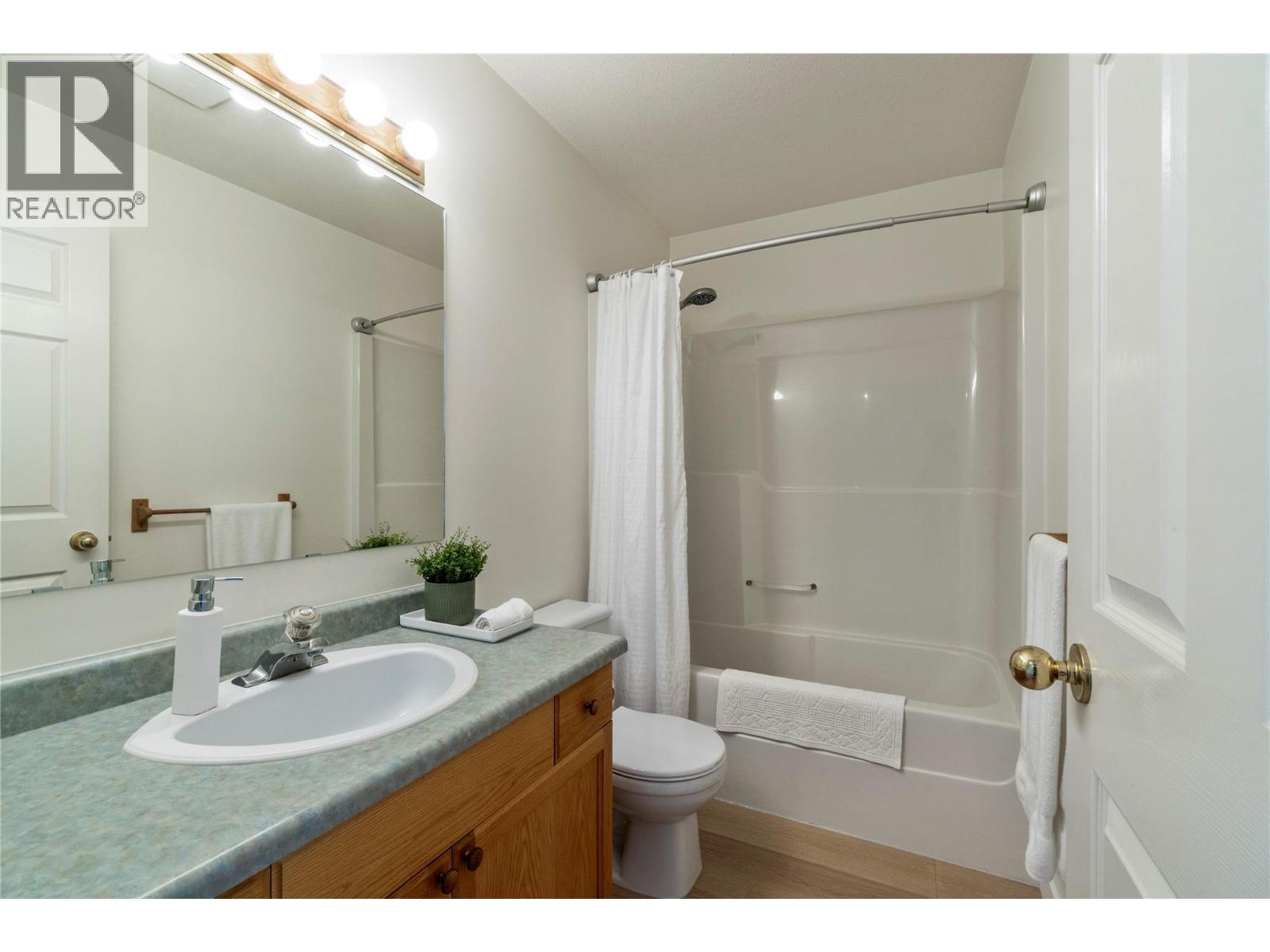 71 25 Street Se Unit# 3, Salmon Arm, BC - Indoor Photo Showing Bathroom