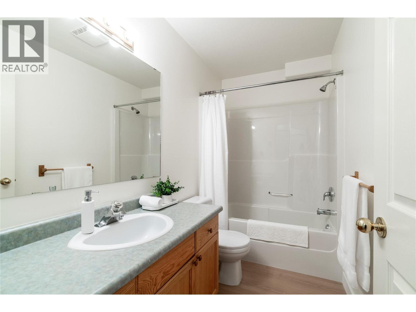 71 25 Street Se Unit# 3, Salmon Arm, BC - Indoor Photo Showing Bathroom