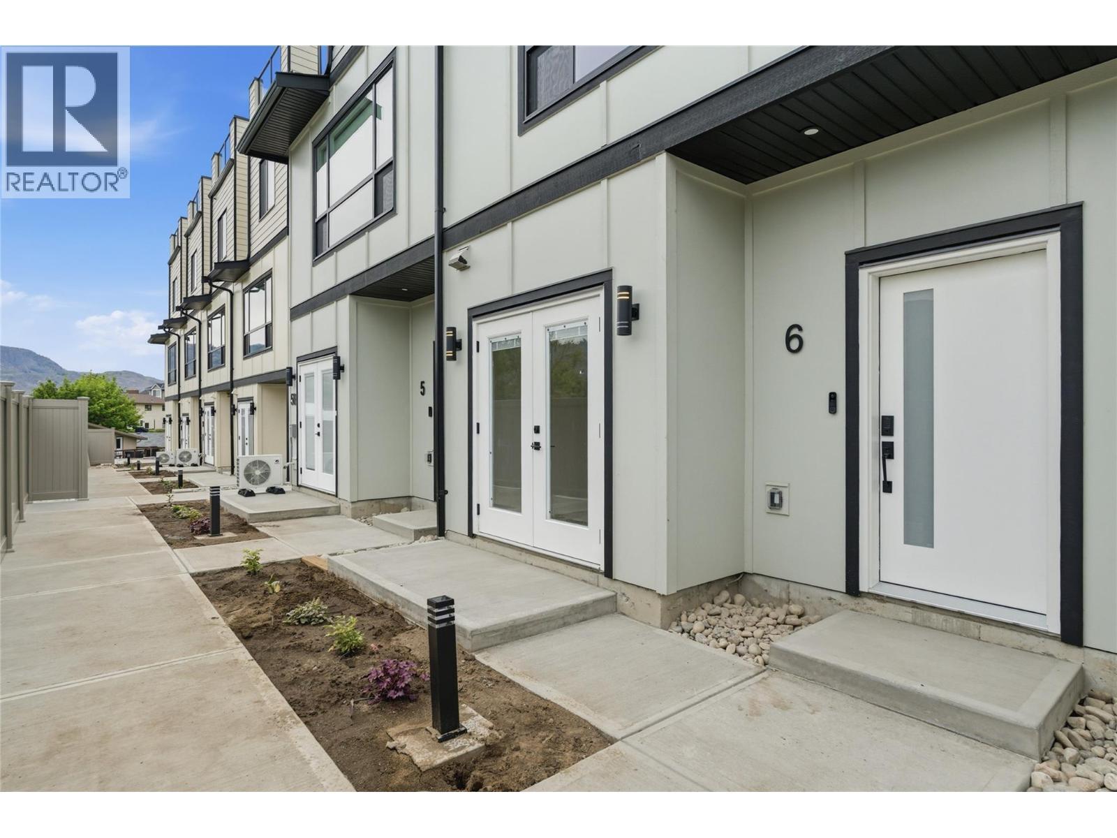 Landscaped and fenced area in front of the entrance - 4601 97 Street Unit# 6, Osoyoos, BC - Outdoor With Exterior