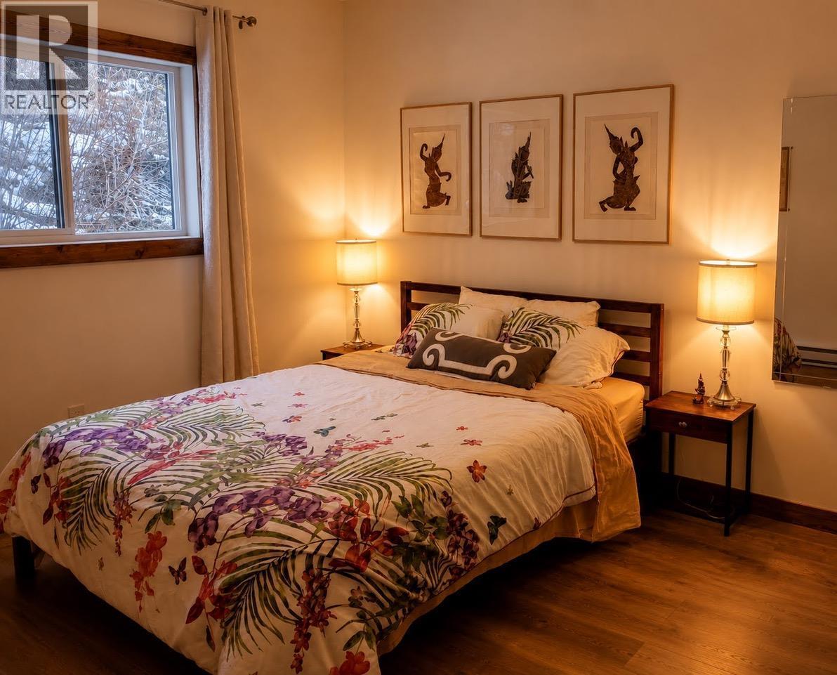 6421 Sunshine Drive, Nelson, BC - Indoor Photo Showing Bedroom