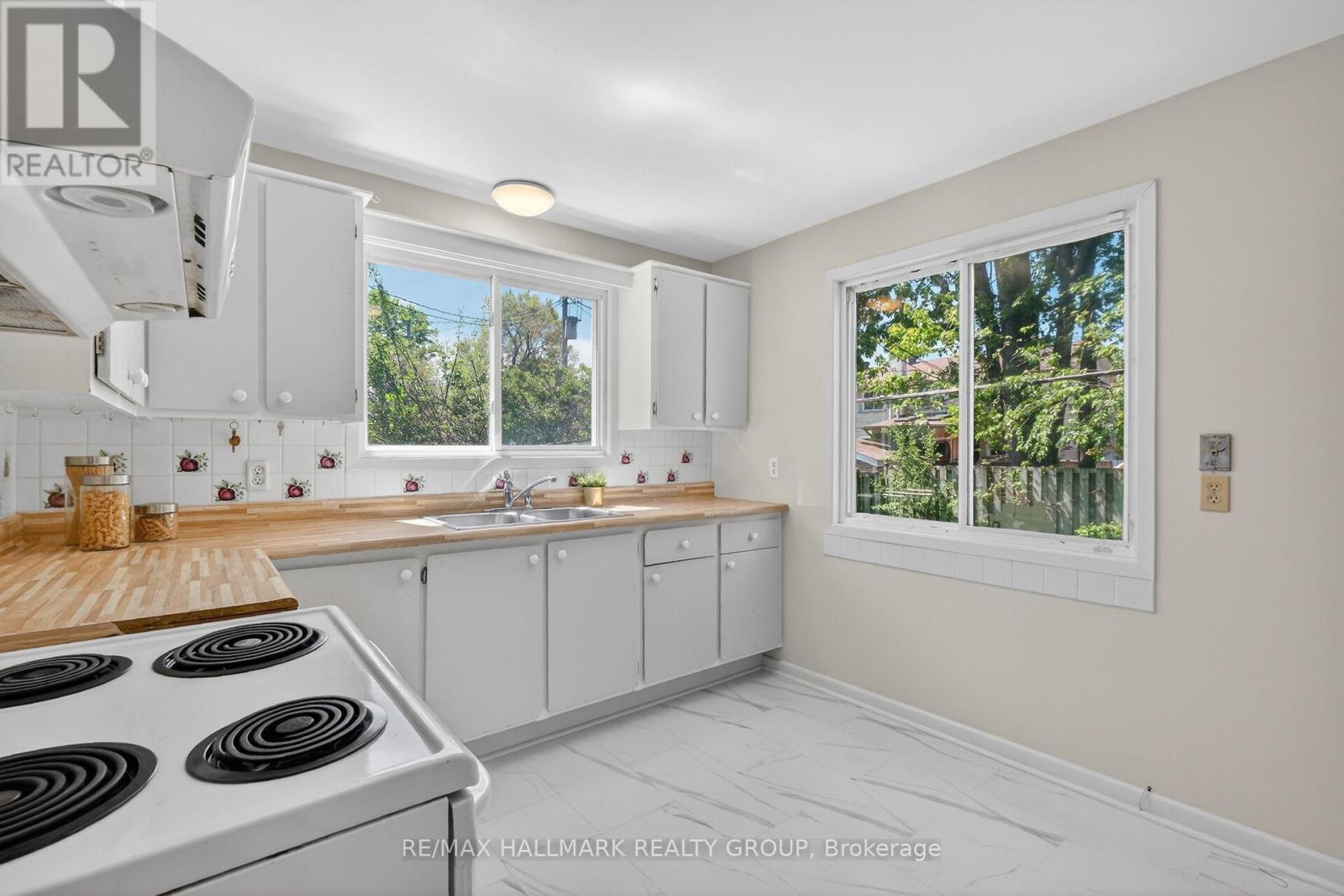 1286 Bonnie Crescent, Ottawa, ON - Indoor Photo Showing Kitchen With Double Sink