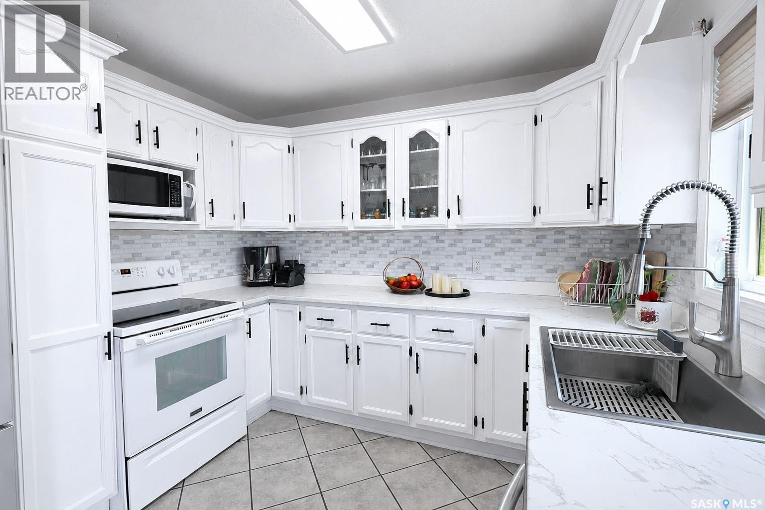 1699 Allbright Crescent, Prince Albert, SK - Indoor Photo Showing Kitchen