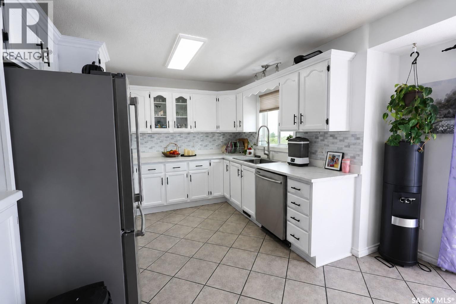 1699 Allbright Crescent, Prince Albert, SK - Indoor Photo Showing Kitchen
