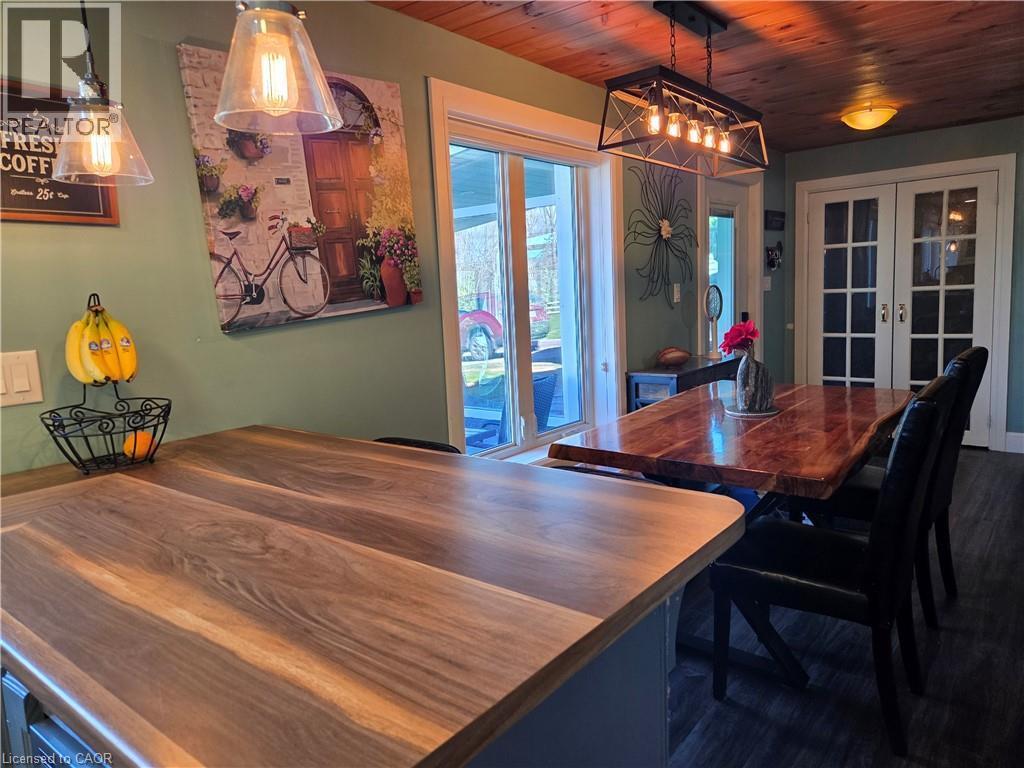 Breakfast Bar - 112 Indian Road, Asphodel-Norwood Twp, ON - Indoor Photo Showing Dining Room