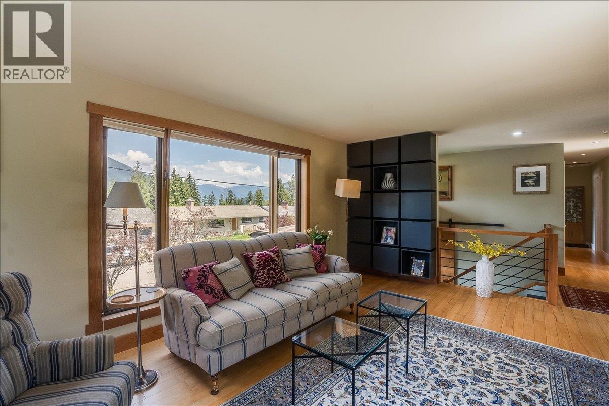 1001 Gilker Street, Nelson, BC - Indoor Photo Showing Living Room