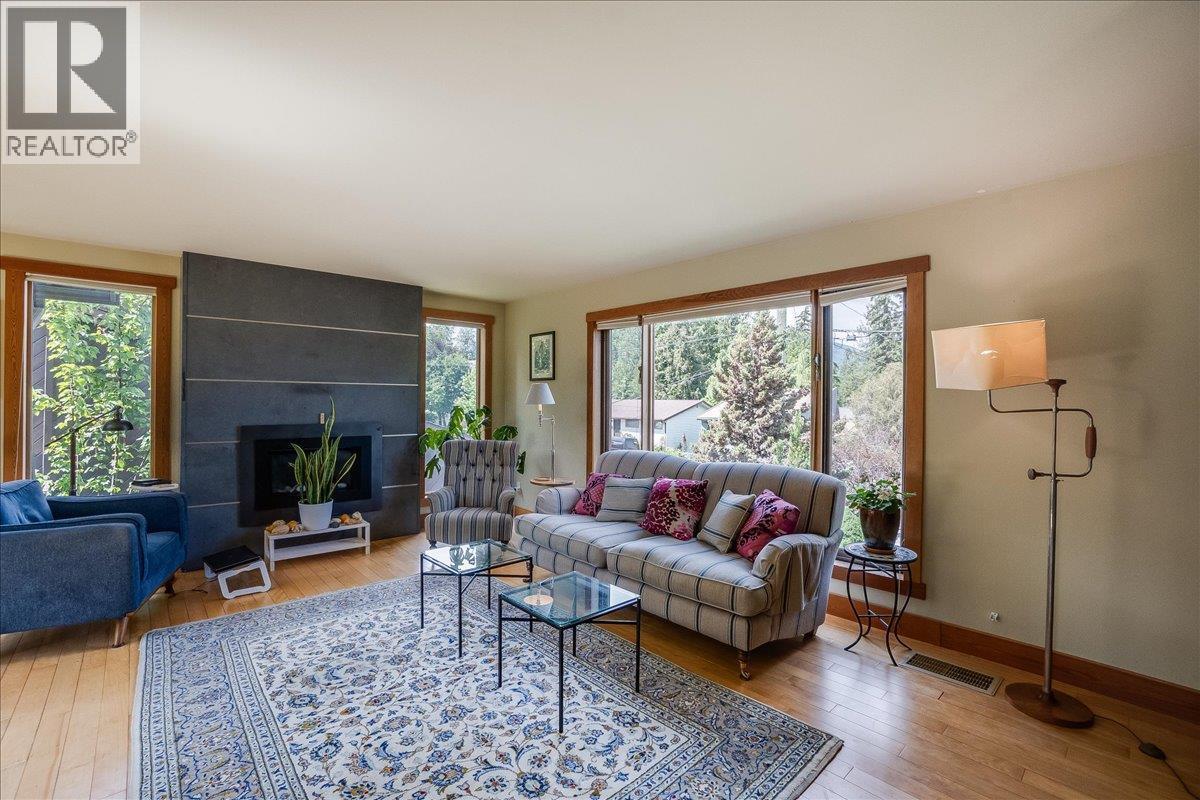 1001 Gilker Street, Nelson, BC - Indoor Photo Showing Living Room