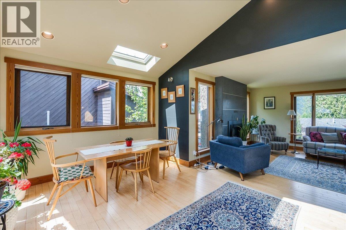 1001 Gilker Street, Nelson, BC - Indoor Photo Showing Living Room
