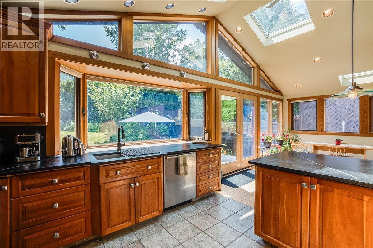 1001 Gilker Street, Nelson, BC - Indoor Photo Showing Kitchen