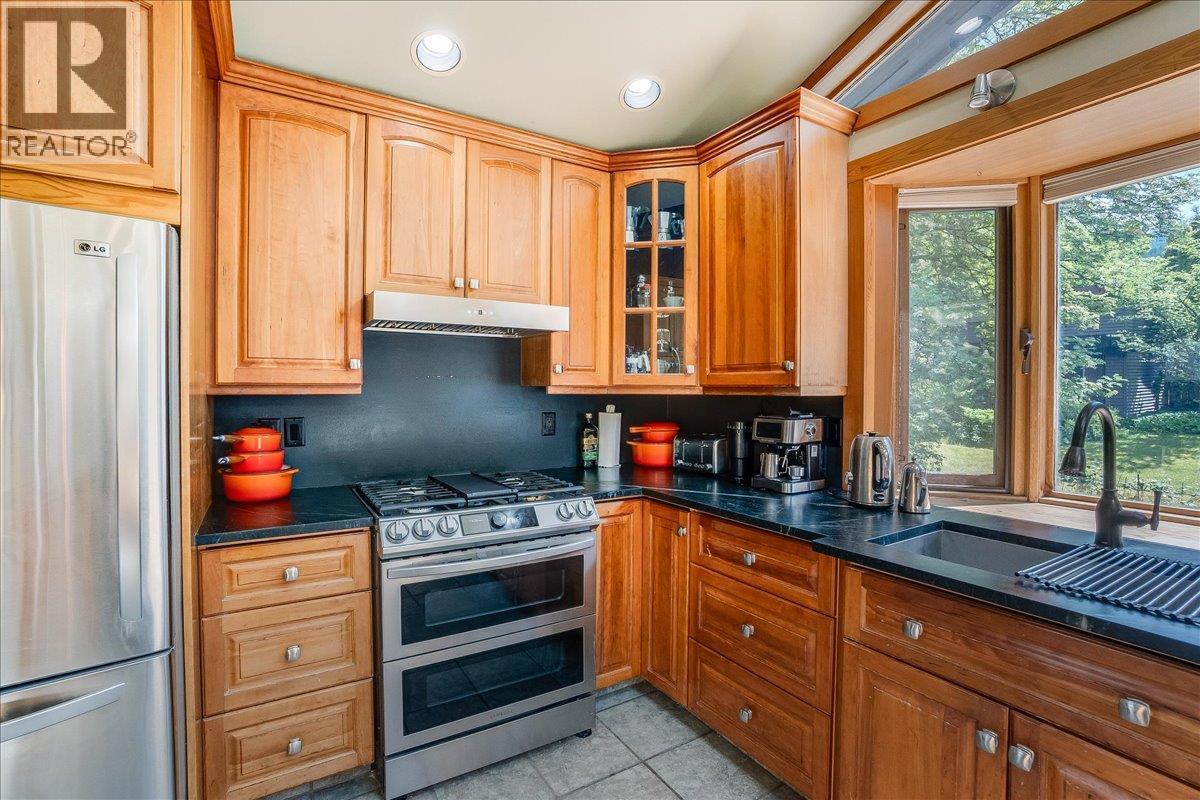 1001 Gilker Street, Nelson, BC - Indoor Photo Showing Kitchen