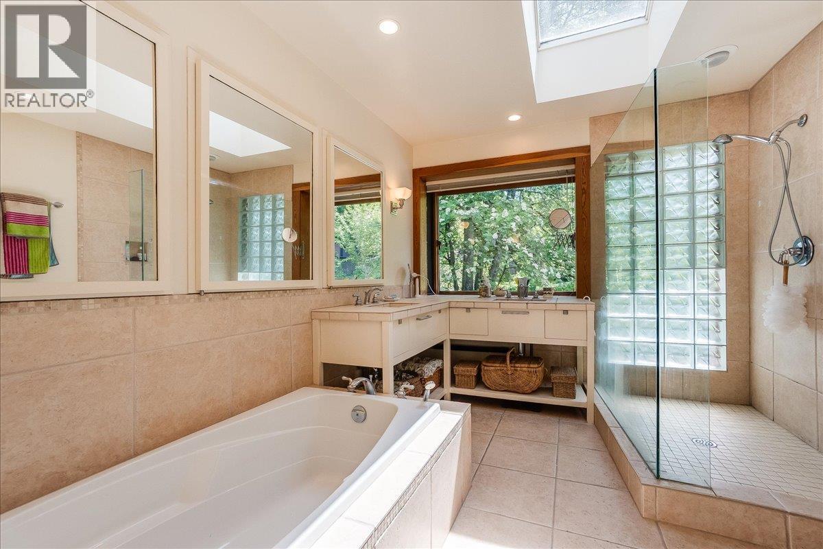 1001 Gilker Street, Nelson, BC - Indoor Photo Showing Bathroom
